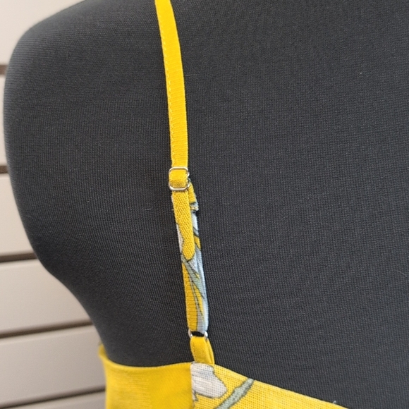 J.O.A x CHRISELLE YELLOW FLORAL CROPPED TIE TANK SIZE LARGE EUC - Picture 5 of 8